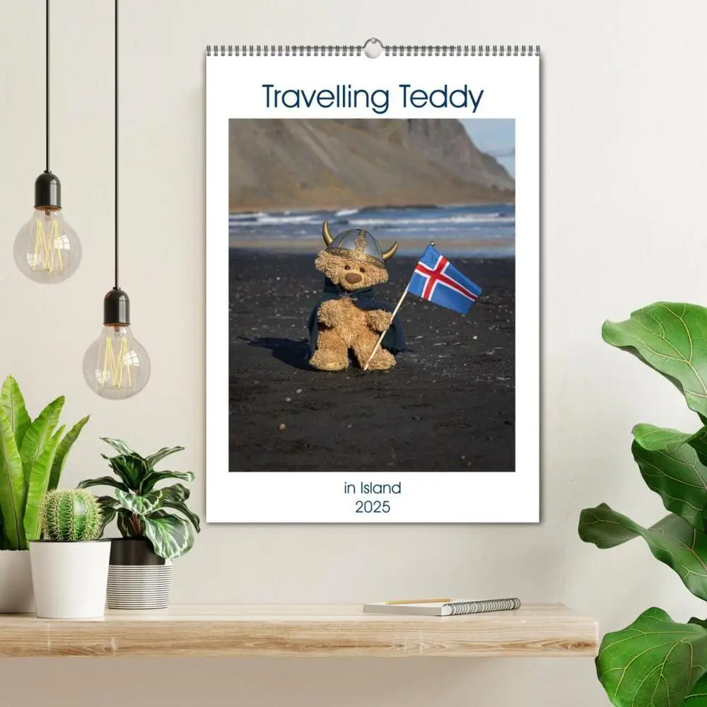 Bild: 9783457136737 | Travelling Teddy in Island (Wandkalender 2025 DIN A2 hoch),...
