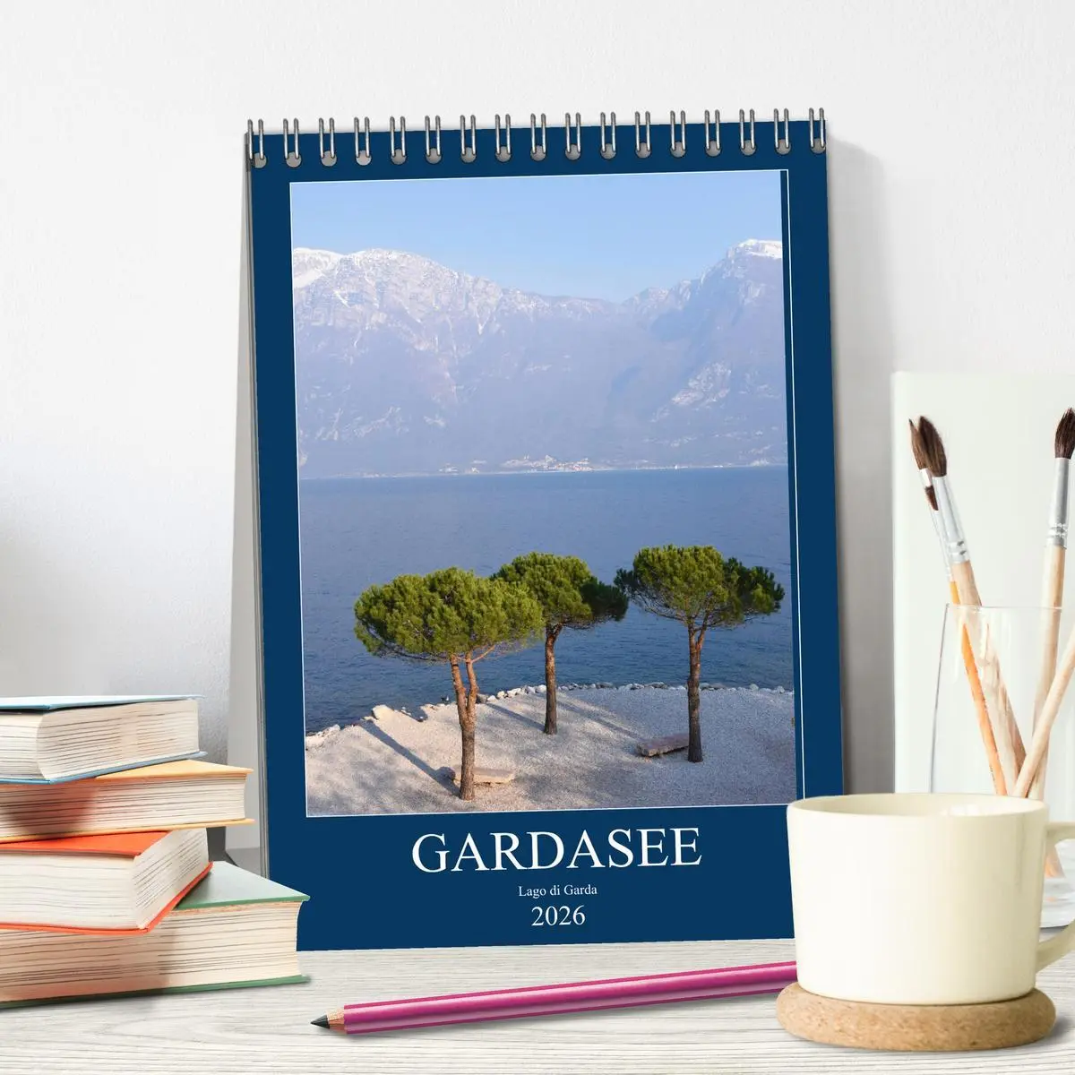 Bild: 9783516377637 | Eine zauberhafte Reise um den Gardasee (Tischkalender 2026 DIN A5...