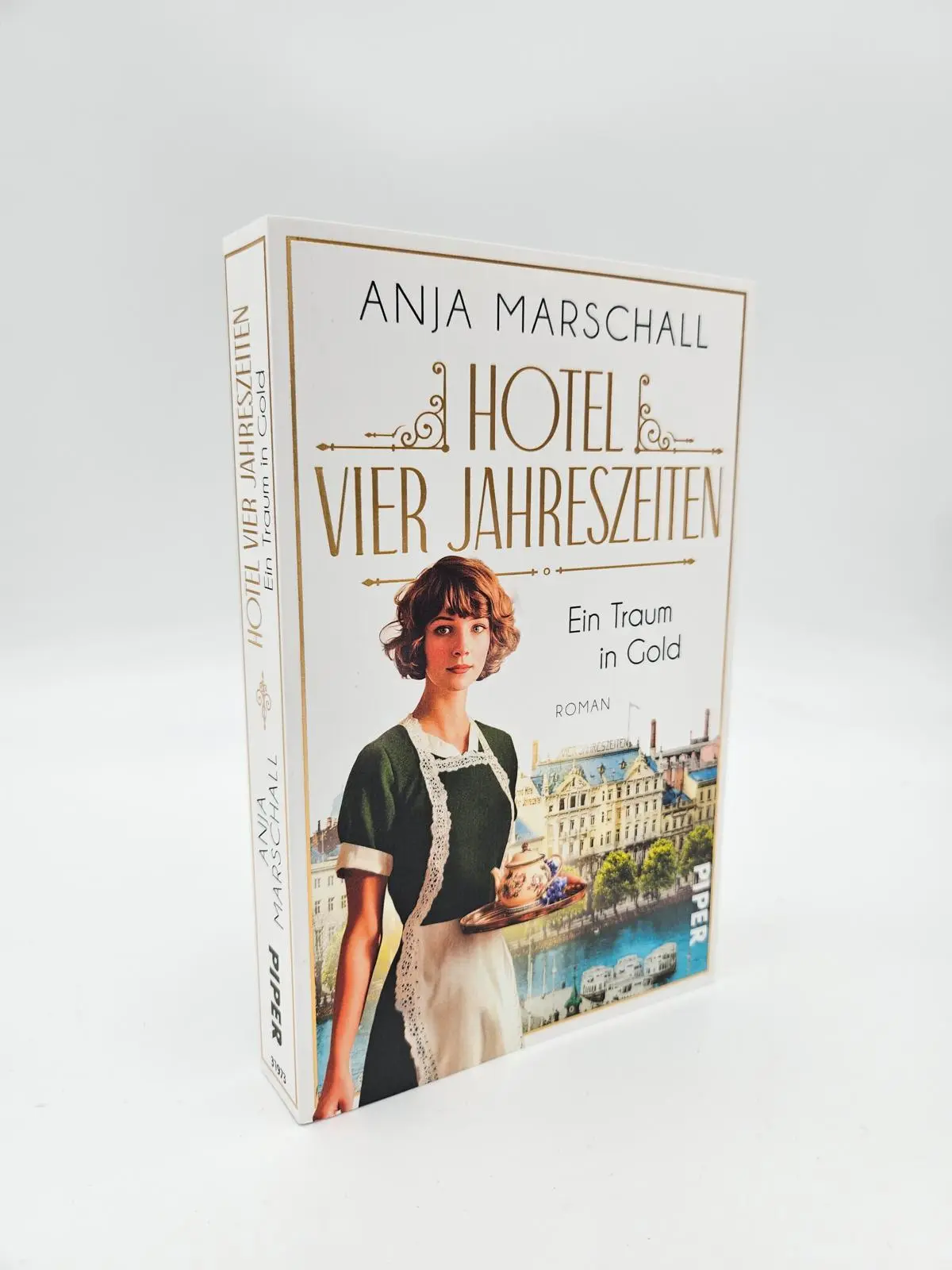 Bild: 9783492319737 | Hotel Vier Jahreszeiten - Ein Traum in Gold | Anja Marschall | Buch