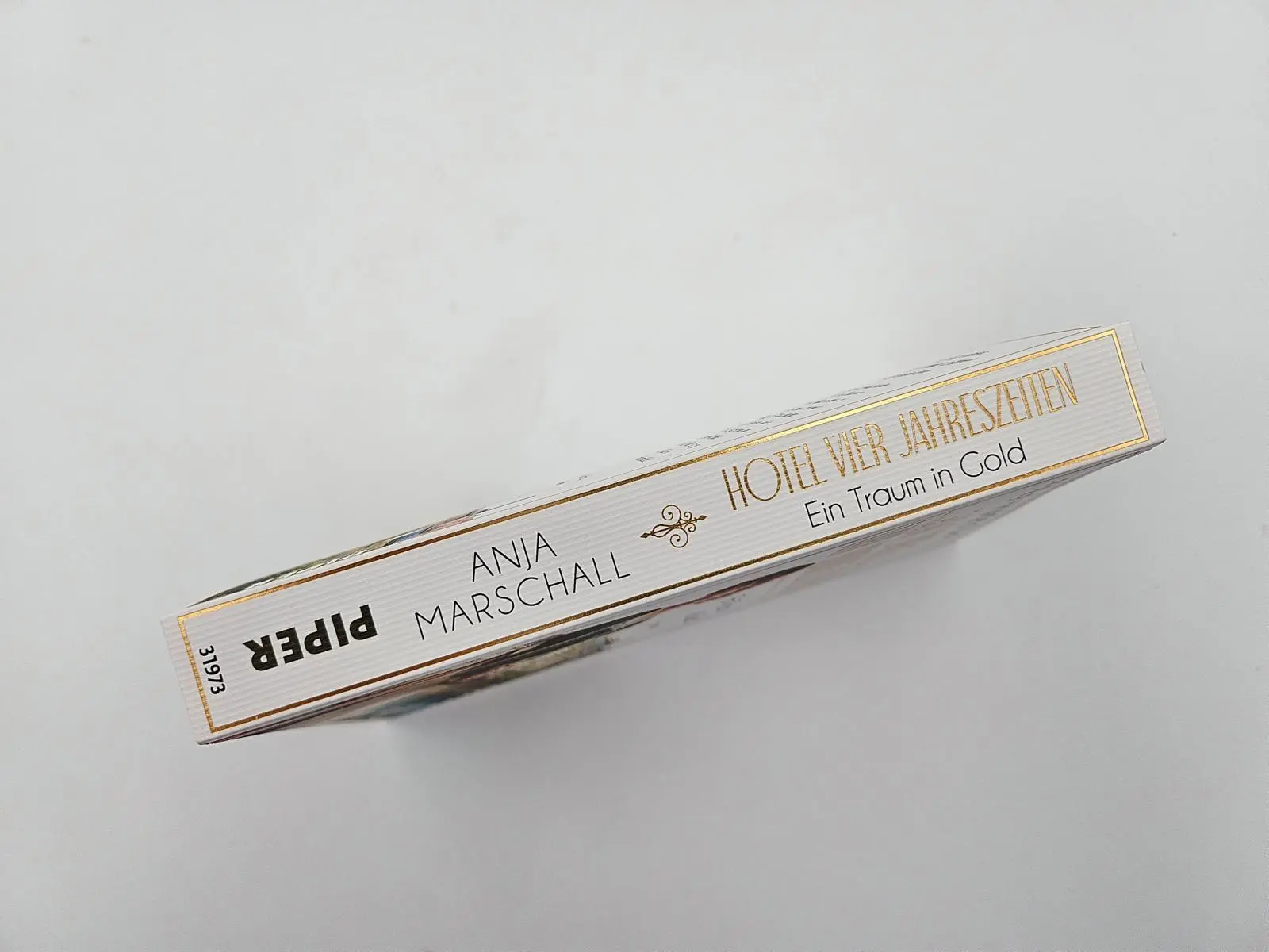 Bild: 9783492319737 | Hotel Vier Jahreszeiten - Ein Traum in Gold | Anja Marschall | Buch