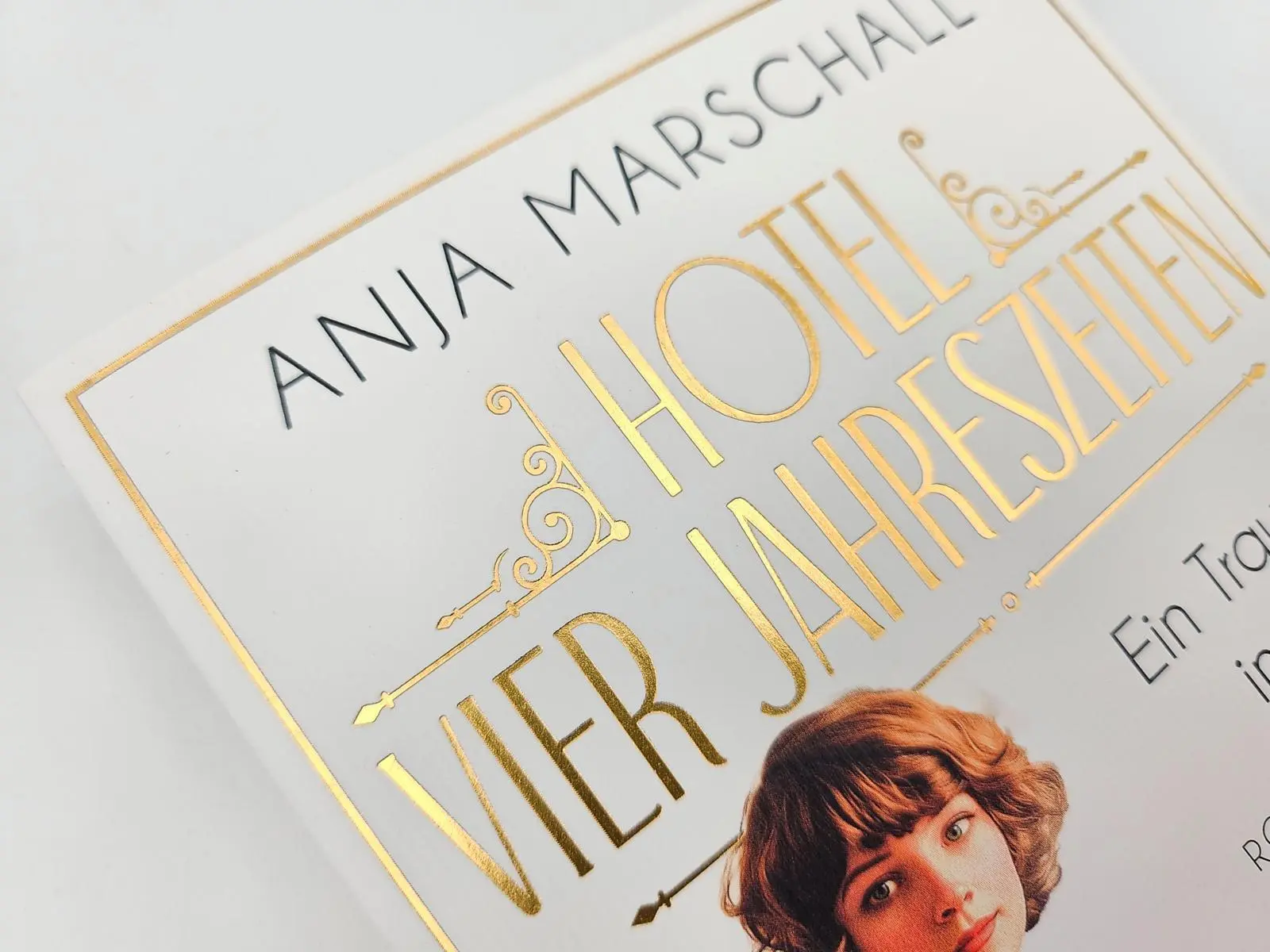 Bild: 9783492319737 | Hotel Vier Jahreszeiten - Ein Traum in Gold | Anja Marschall | Buch