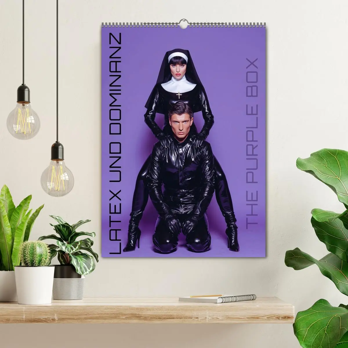 Bild: 9783516618839 | Latex und Dominanz - The Purple Box (Wandkalender 2026 DIN A2...