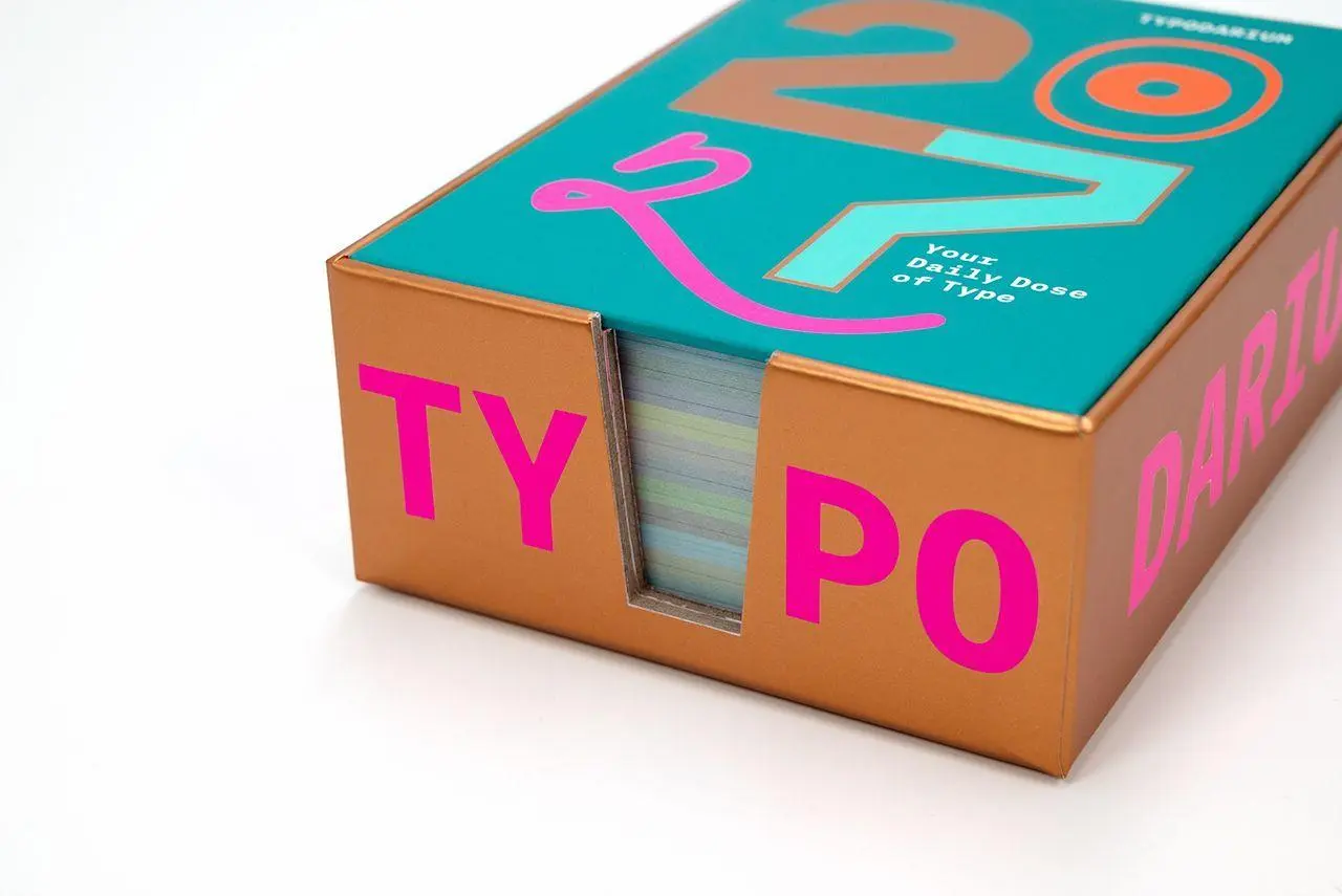 Bild: 4260172811040 | Typodarium 2027 | A 365 Day Type Calendar | Raban Ruddigkeit (u. a.)
