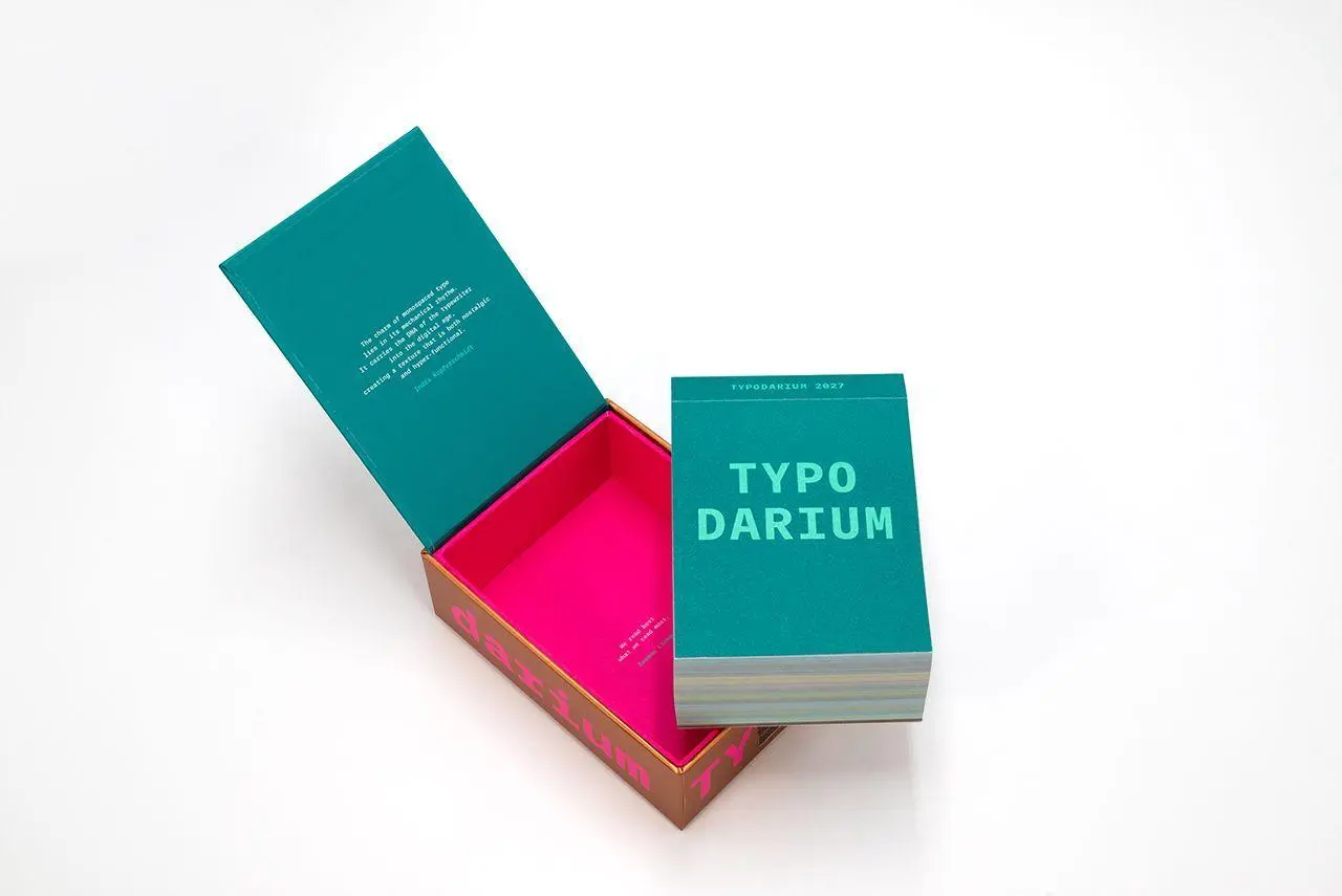 Bild: 4260172811040 | Typodarium 2027 | A 365 Day Type Calendar | Raban Ruddigkeit (u. a.)