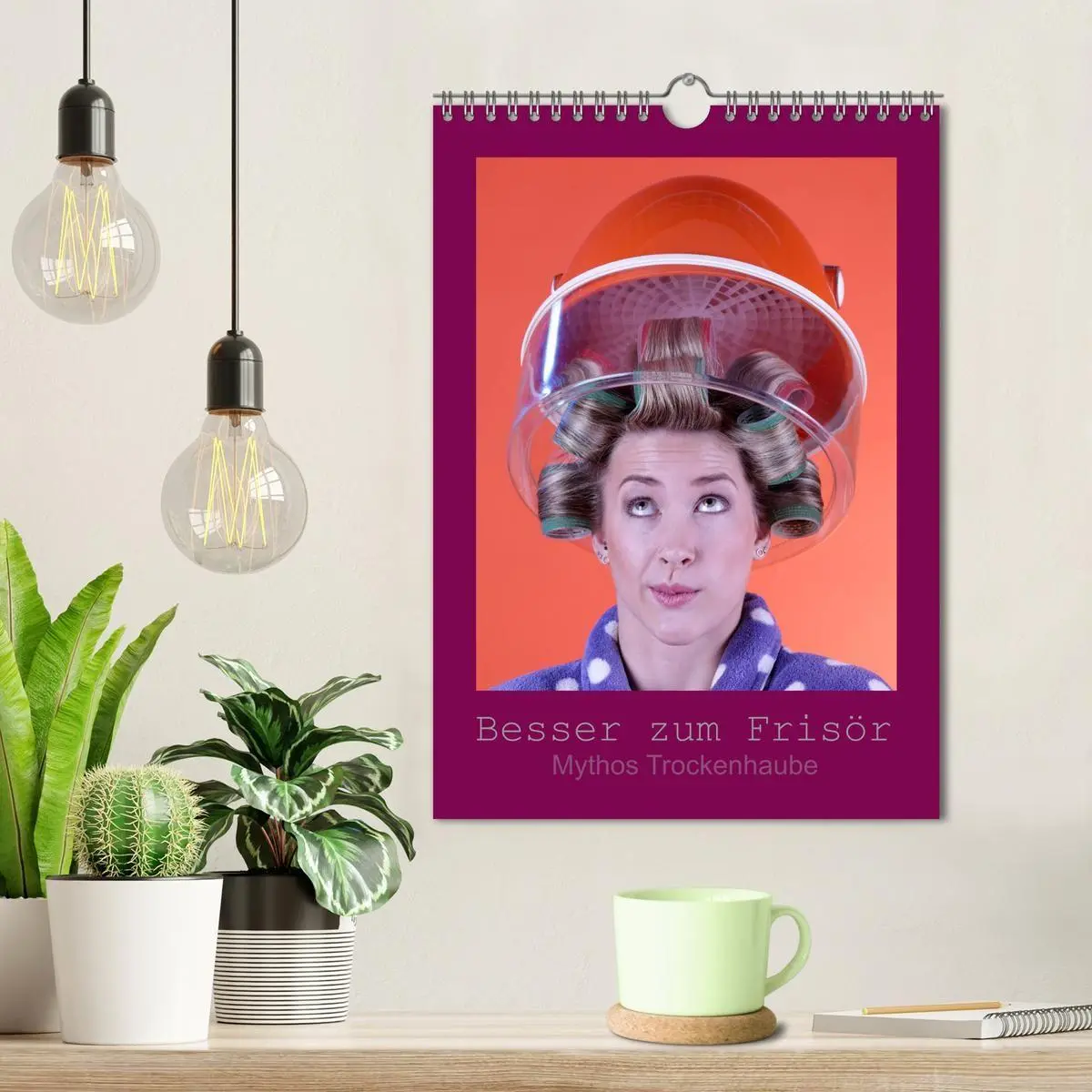 Bild: 9783516682540 | Besser zum Frisör - Mythos Trockenhaube (Wandkalender 2026 DIN A4...