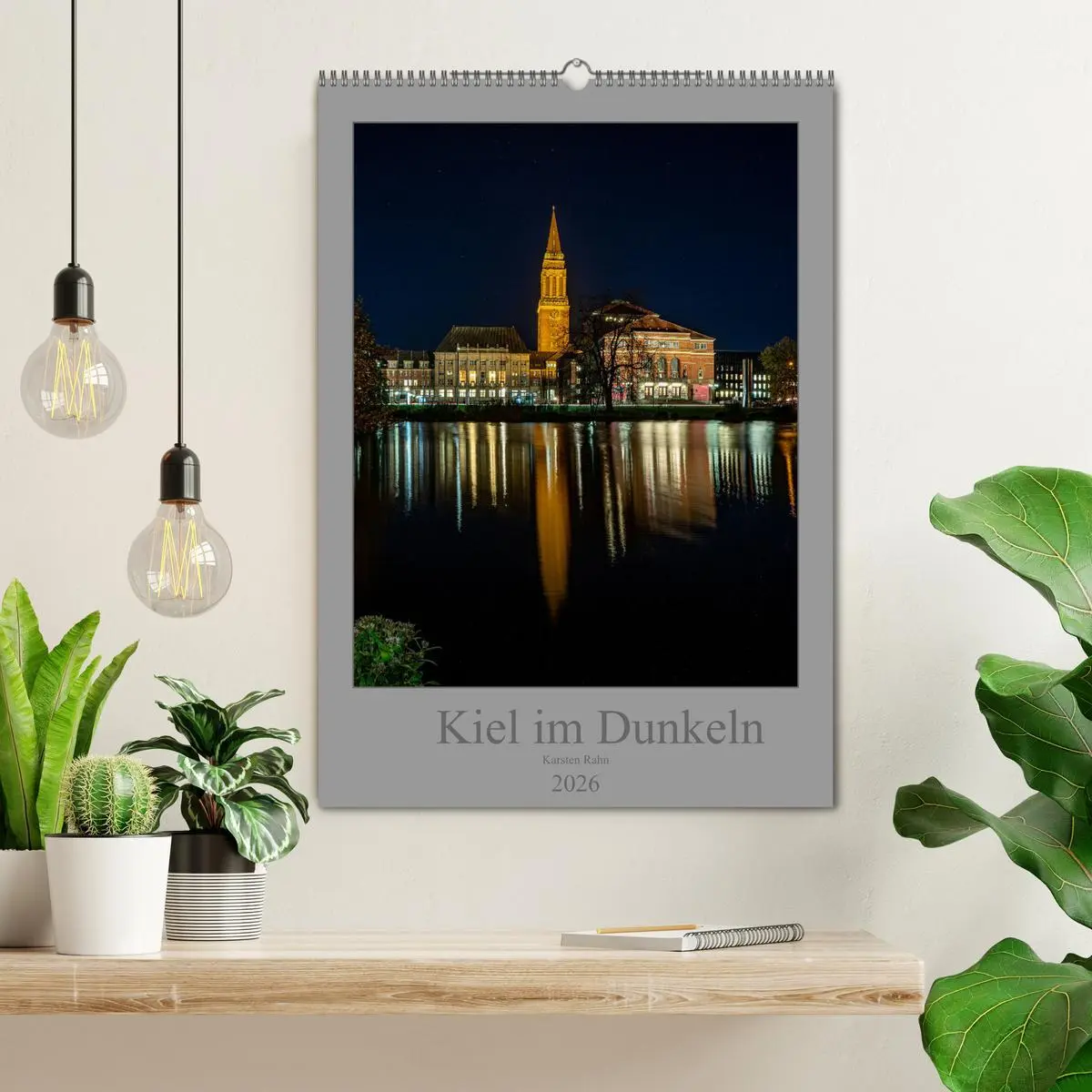 Bild: 9783516367140 | Kiel im Dunkeln. (Wandkalender 2026 DIN A2 hoch), CALVENDO...