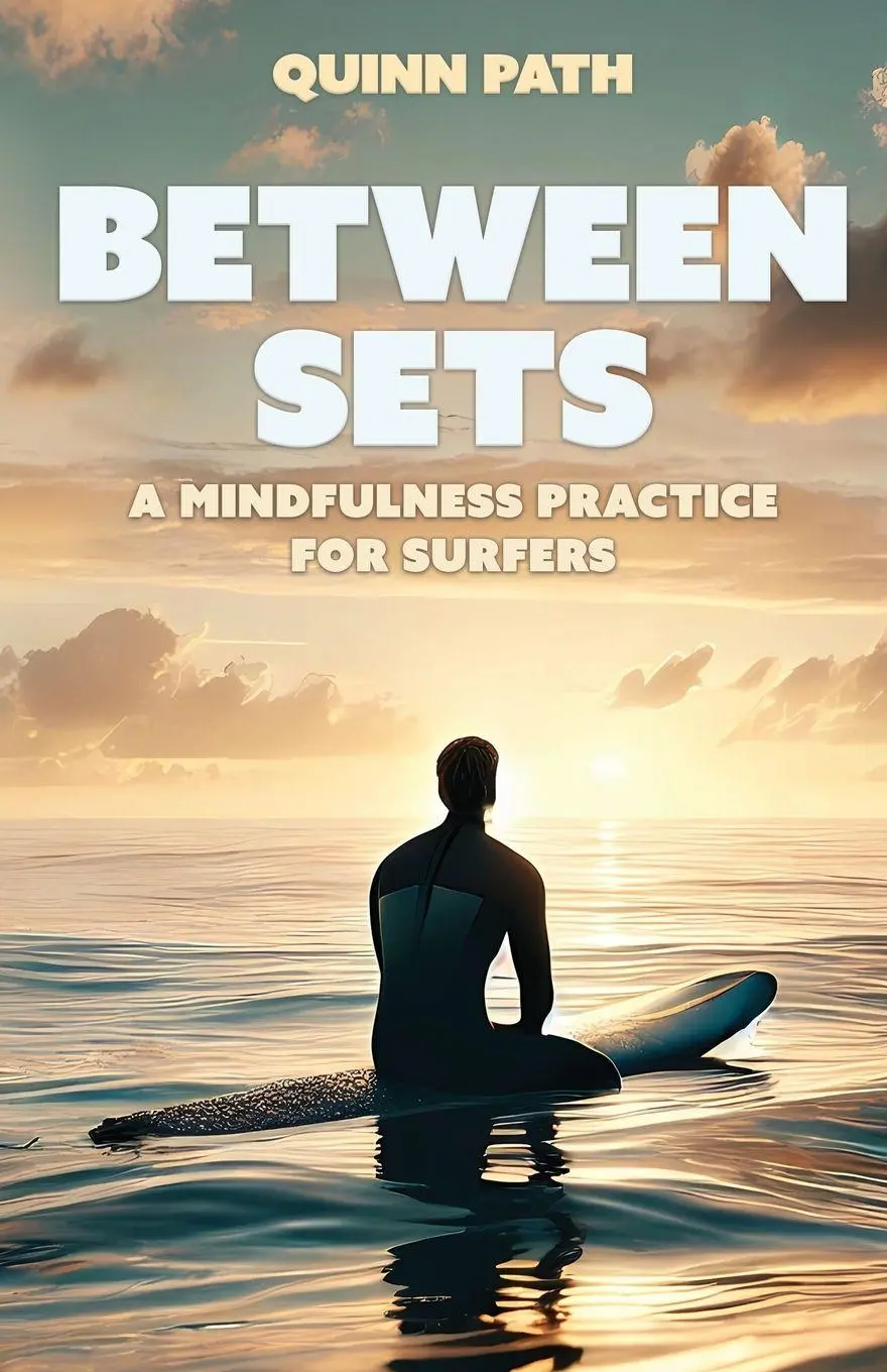 Cover: 9781923690141 | Between Sets | A Mindfulness Practice for Surfers | Quinn Path | Buch
