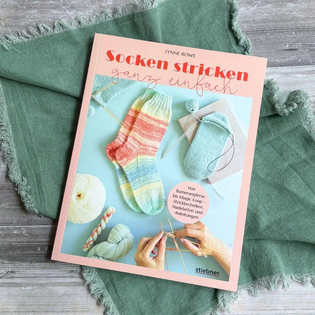 Bild: 9783830721741 | Socken stricken ganz einfach | Lynne Rowe | Taschenbuch | 168 S.
