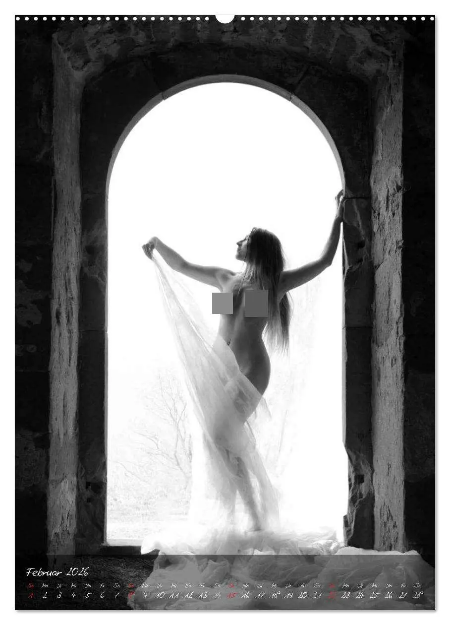 Bild: 9783516446142 | Die nackte Tür - Outdoor Aktfotografie in schwarzweiß (Wandkalender...