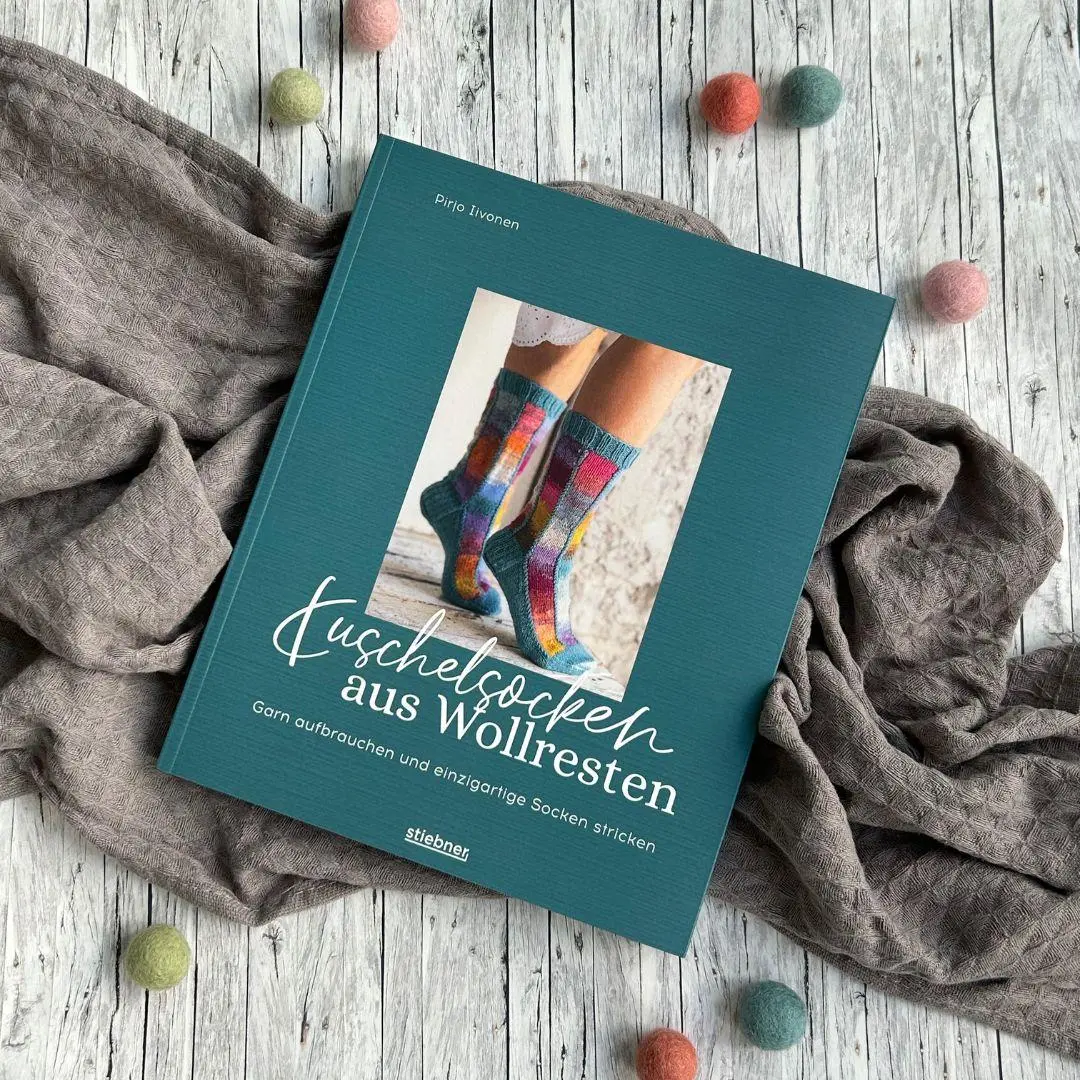 Bild: 9783830721543 | Kuschelsocken aus Wollresten | Pirjo Iivonen | Taschenbuch | 160 S.