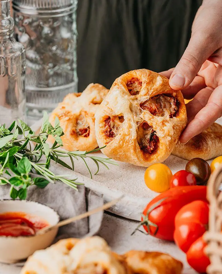 Bild: 9783702243043 | Backen. Feiern. Genießen | Celina Hruschka | Buch | 192 S. | Deutsch