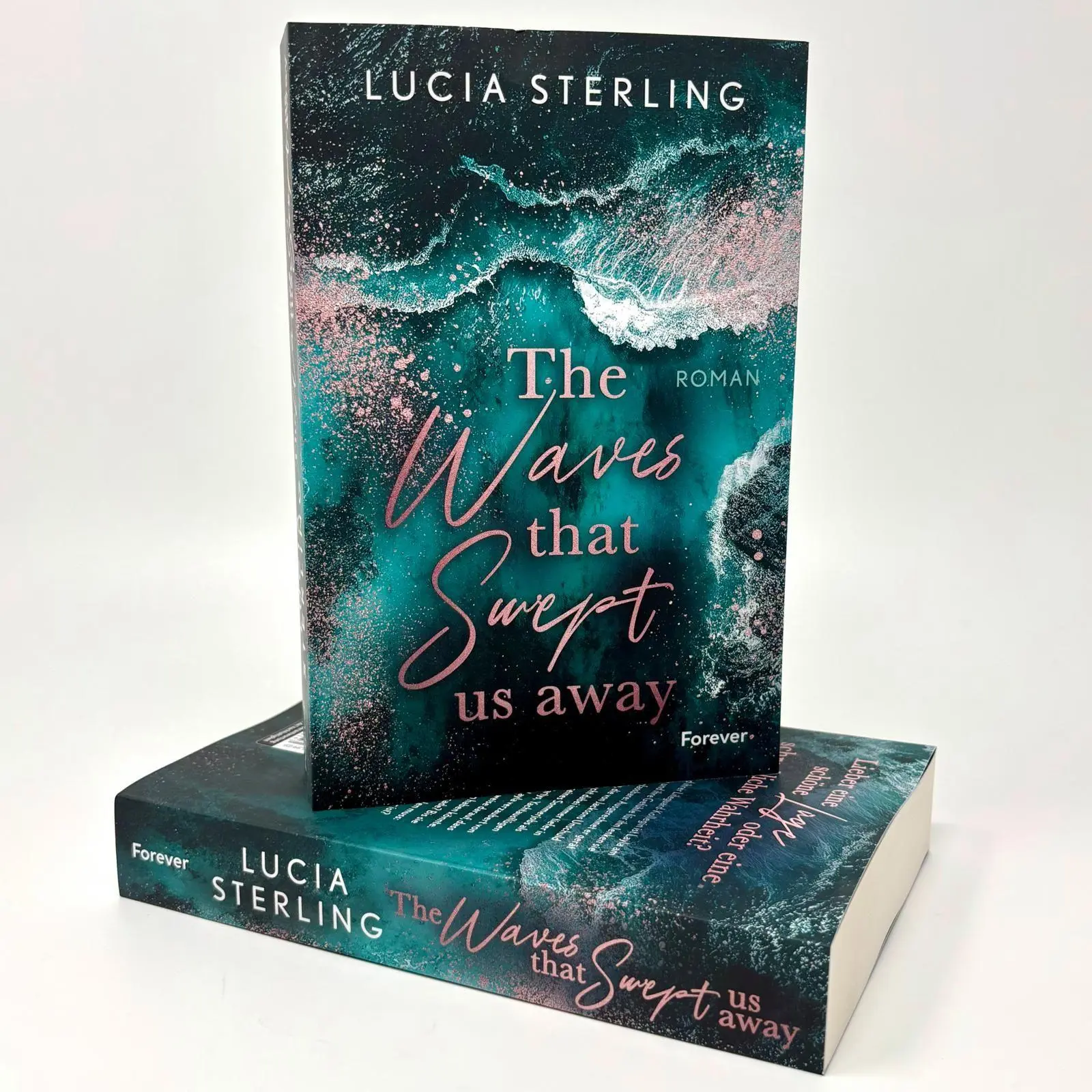 Bild: 9783958188143 | The waves that swept us away | Lucia Sterling | Taschenbuch | 384 S.