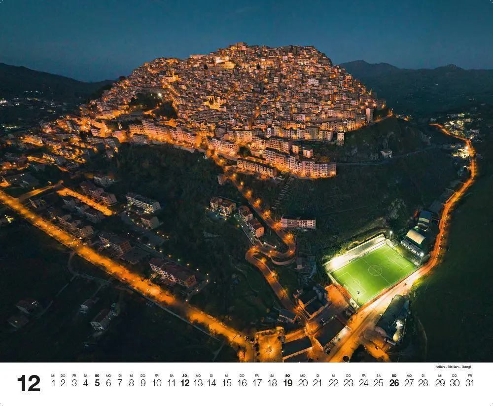Bild: 9783667132345 | STADION 2027 | Die ungewöhnlichsten Fussballplätze der Welt | Kalender