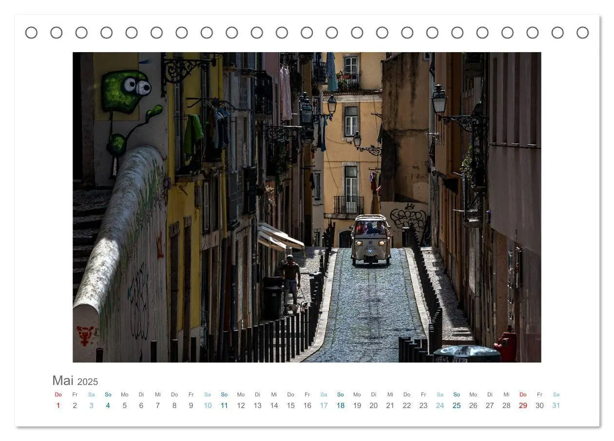 Bild: 9783383843846 | Street Moments (Tischkalender 2025 DIN A5 quer), CALVENDO...