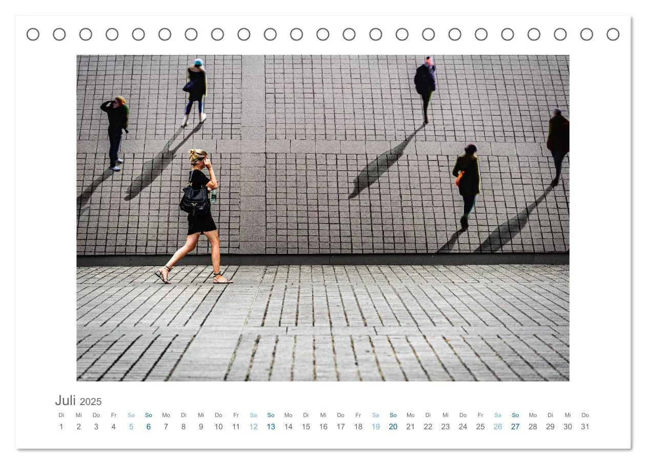 Bild: 9783383843846 | Street Moments (Tischkalender 2025 DIN A5 quer), CALVENDO...