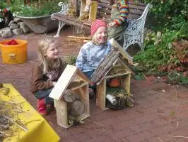 Bild: 9783772523946 | Mit Kindern im Bienengarten | Irmgard Kutsch (u. a.) | Buch | 178 S.