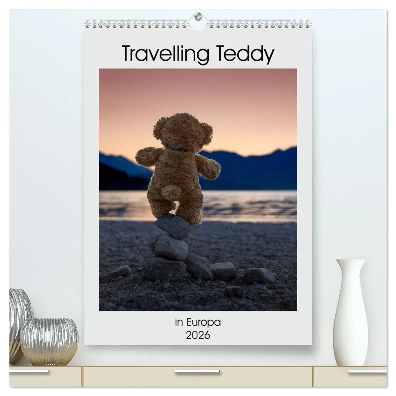 Cover: 9783516408546 | Travelling Teddy in Europa (hochwertiger Premium Wandkalender 2026...