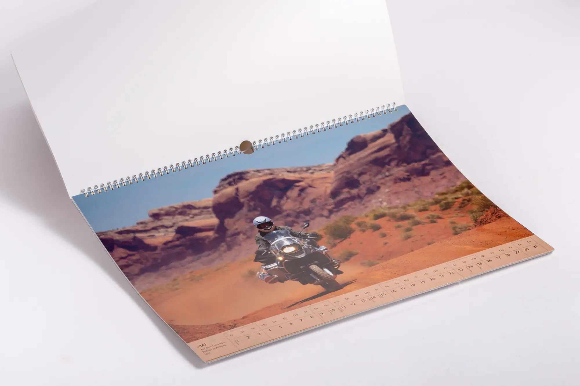 Bild: 9783453239647 | Auf zwei Rädern um die Welt - Der Motorrad-Reise-Kalender 2026 | Buch