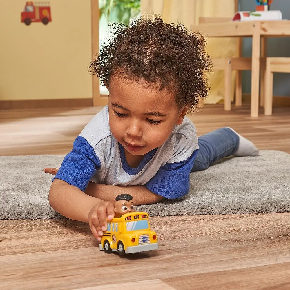 Bild: 3417765580048 | Tut Tut Baby Flitzer - CoComelon Codys Schulbus inkl. Schiene | 2023
