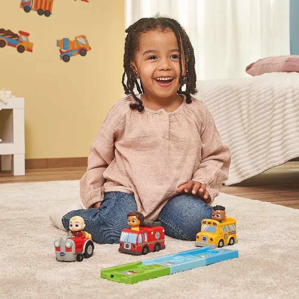 Bild: 3417765580048 | Tut Tut Baby Flitzer - CoComelon Codys Schulbus inkl. Schiene | 2023