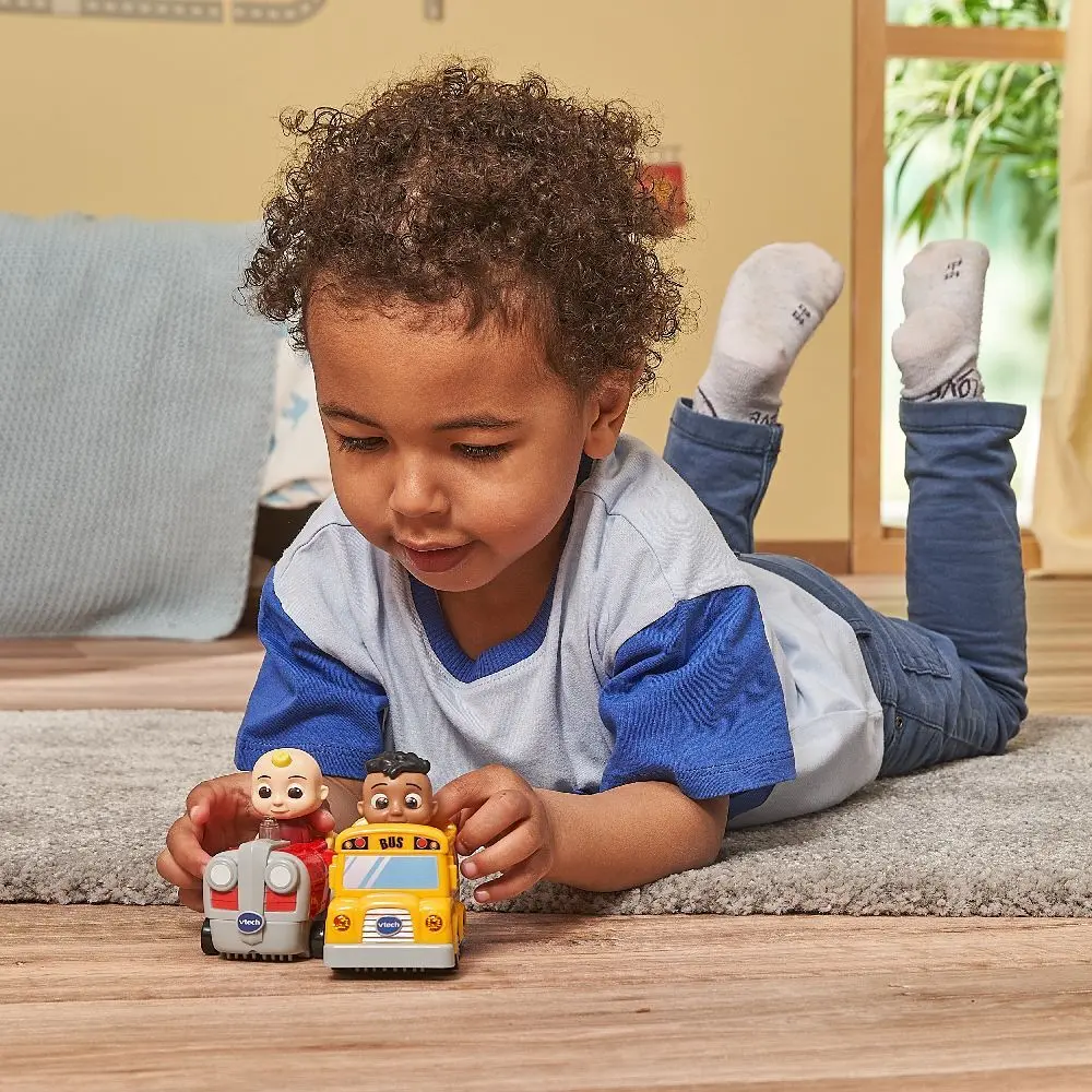 Bild: 3417765580048 | Tut Tut Baby Flitzer - CoComelon Codys Schulbus inkl. Schiene | 2023
