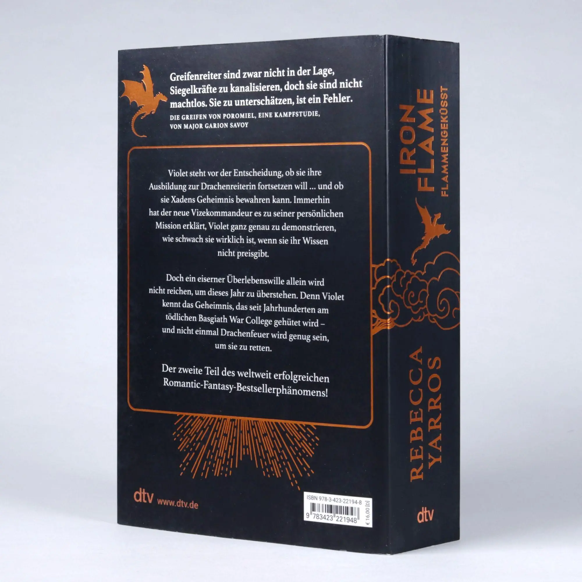 Bild: 9783423221948 | Iron Flame - Flammengeküsst | Rebecca Yarros | Taschenbuch | 960 S.