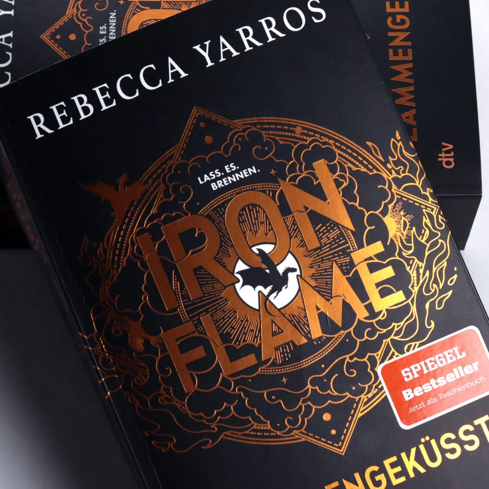 Bild: 9783423221948 | Iron Flame - Flammengeküsst | Rebecca Yarros | Taschenbuch | 960 S.