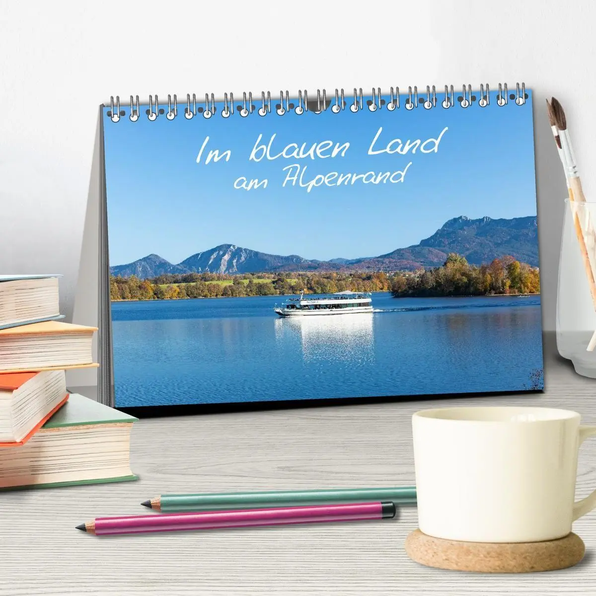 Bild: 9783516820249 | Im blauen Land am Alpenrand (Tischkalender 2027 DIN A5 quer),...