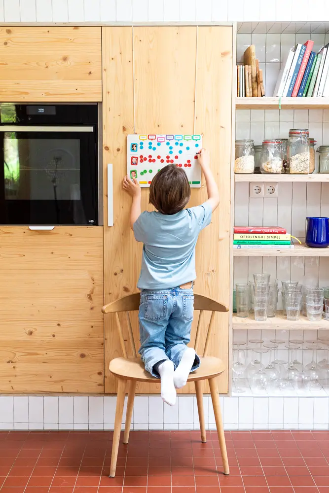 Bild: 9789083378749 | WEEKPEEK | Weekly Planner for one or more children (3+) | Gezinnig
