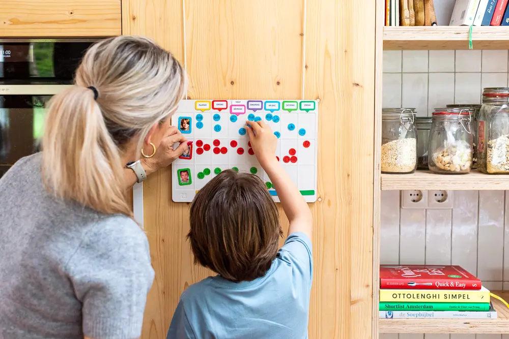 Bild: 9789083378749 | WEEKPEEK | Weekly Planner for one or more children (3+) | Gezinnig