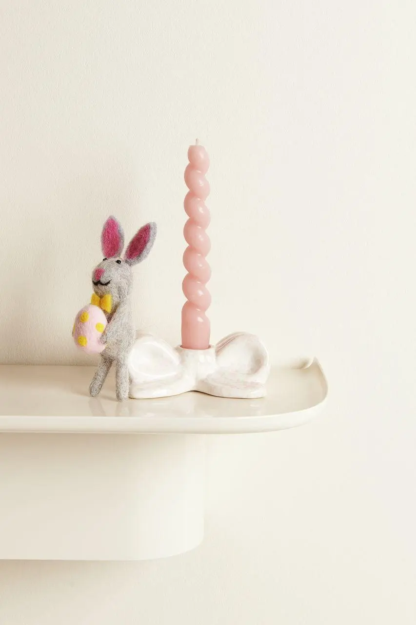 Aufhänger Filz-Hase mit Osterei und Gelber Fliege, 14,5 x 4 x 5,5cm