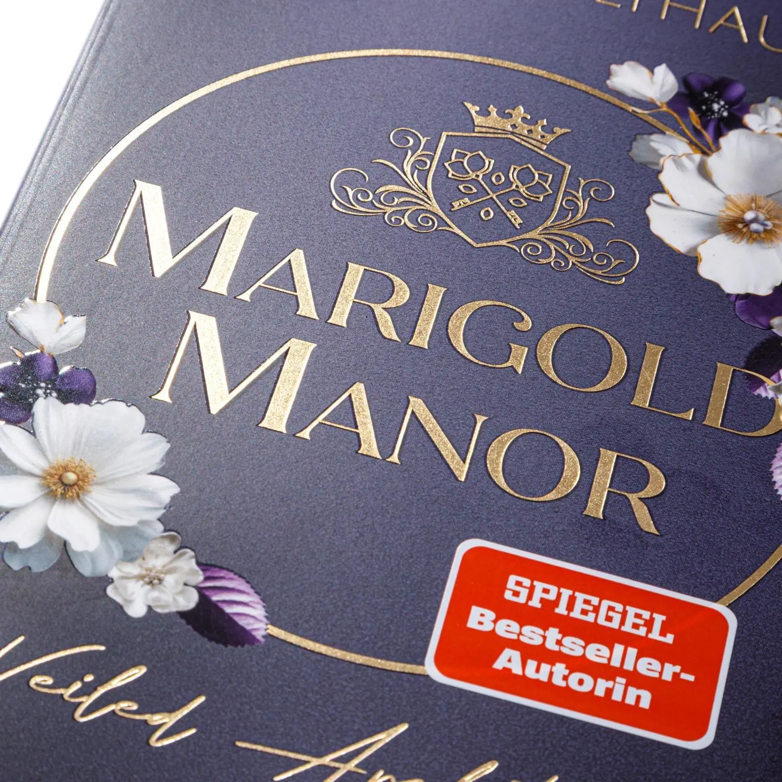 Bild: 9783551585950 | Marigold Manor 2: Veiled Ambitions | Lara Holthaus | Taschenbuch