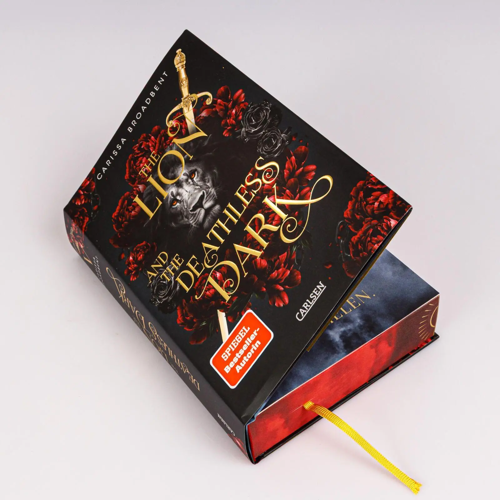 Bild: 9783551586551 | The Lion and the Deathless Dark (Crowns of Nyaxia 5) | Broadbent