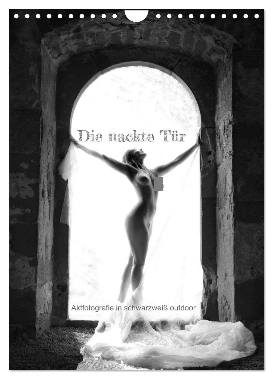 Cover: 9783516446753 | Die nackte Tür - Outdoor Aktfotografie in schwarzweiß (Wandkalender...