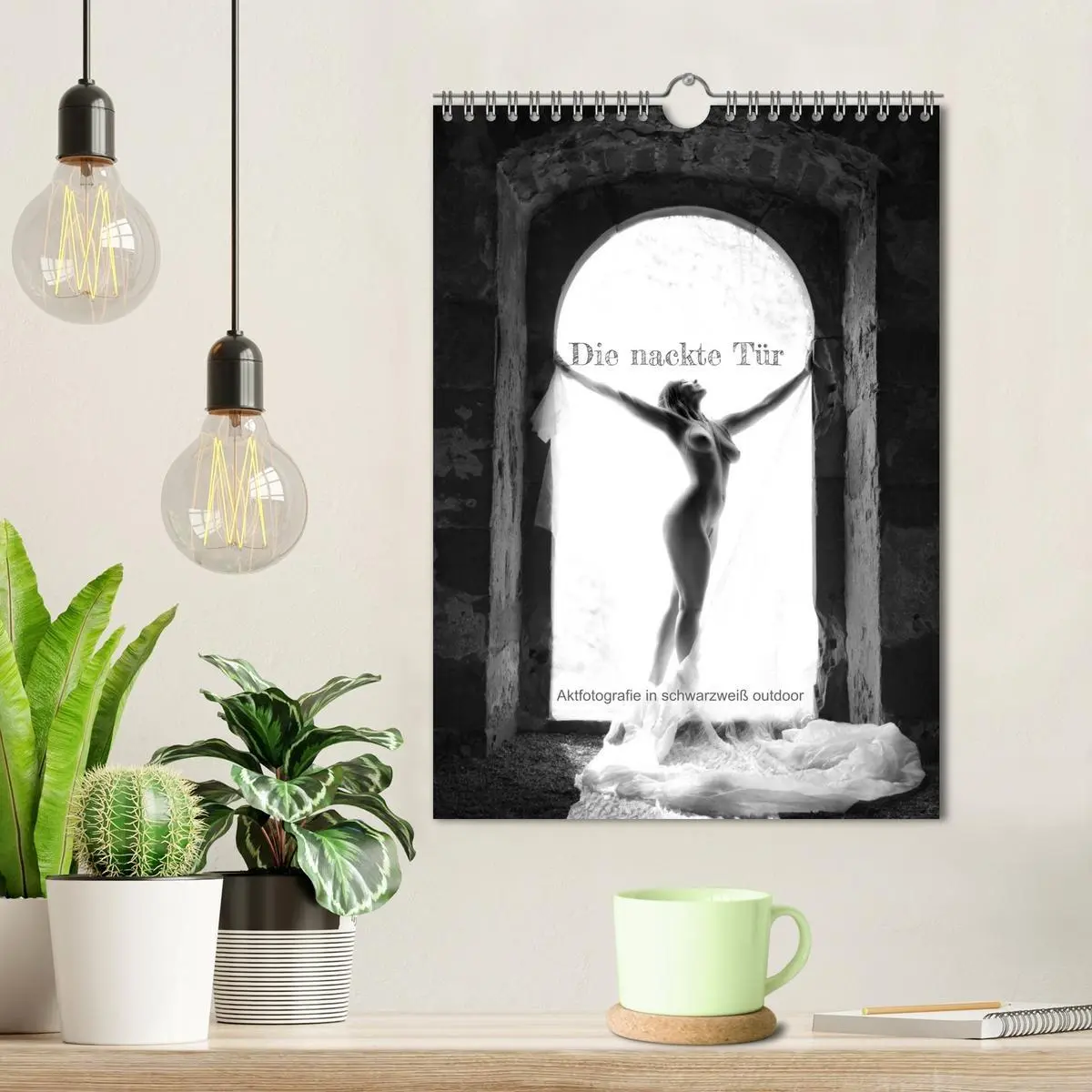 Bild: 9783516446753 | Die nackte Tür - Outdoor Aktfotografie in schwarzweiß (Wandkalender...