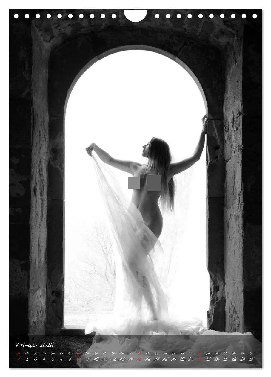 Bild: 9783516446753 | Die nackte Tür - Outdoor Aktfotografie in schwarzweiß (Wandkalender...