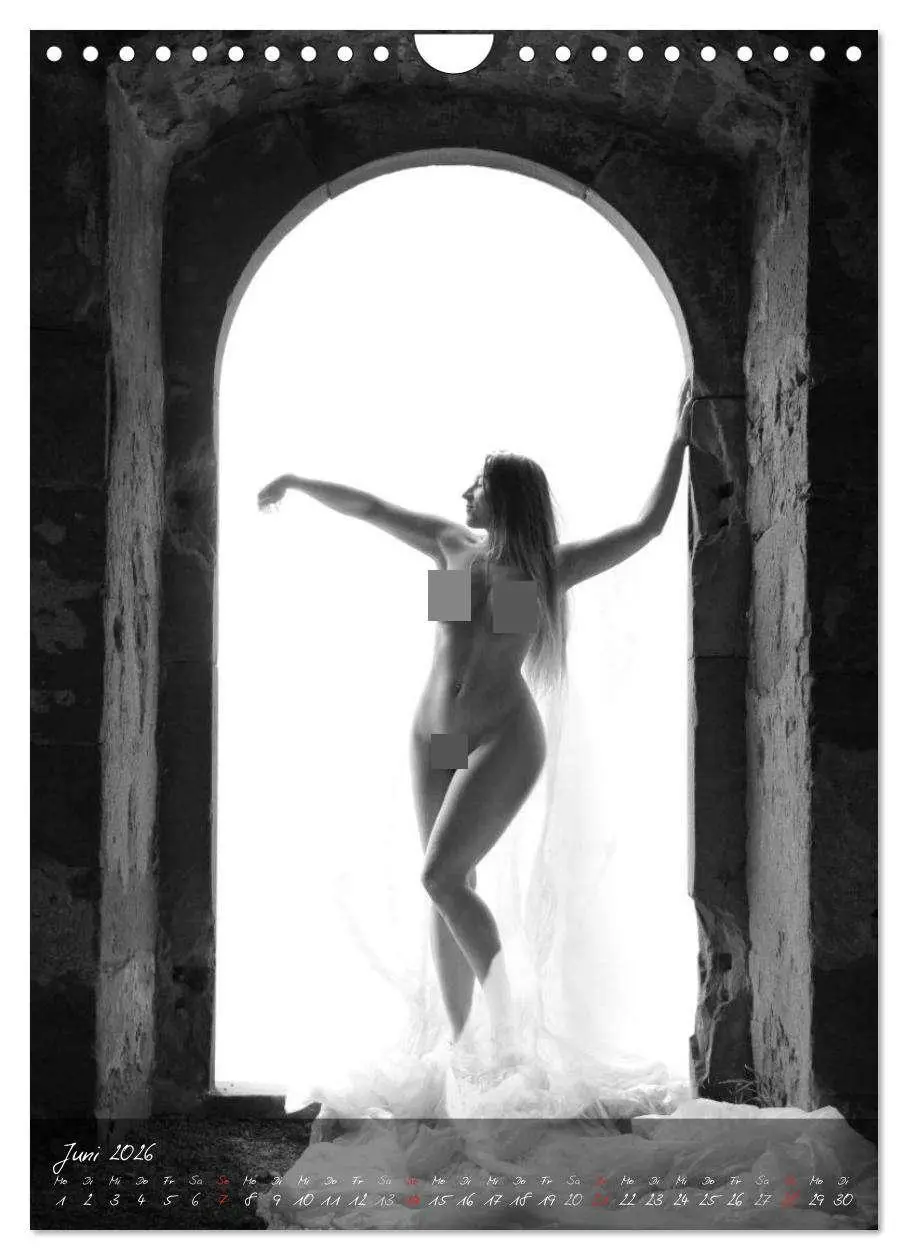 Bild: 9783516446753 | Die nackte Tür - Outdoor Aktfotografie in schwarzweiß (Wandkalender...