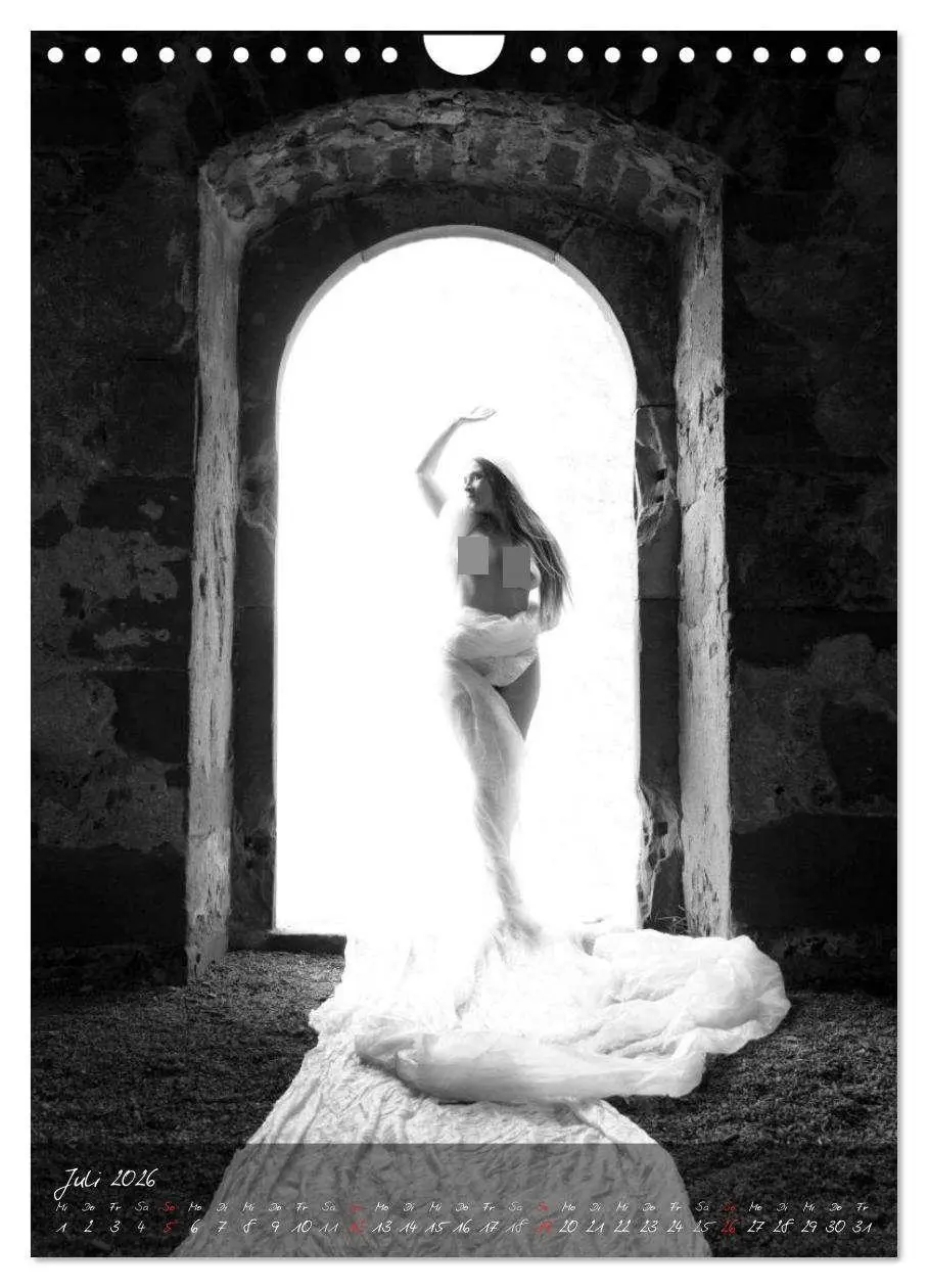 Bild: 9783516446753 | Die nackte Tür - Outdoor Aktfotografie in schwarzweiß (Wandkalender...