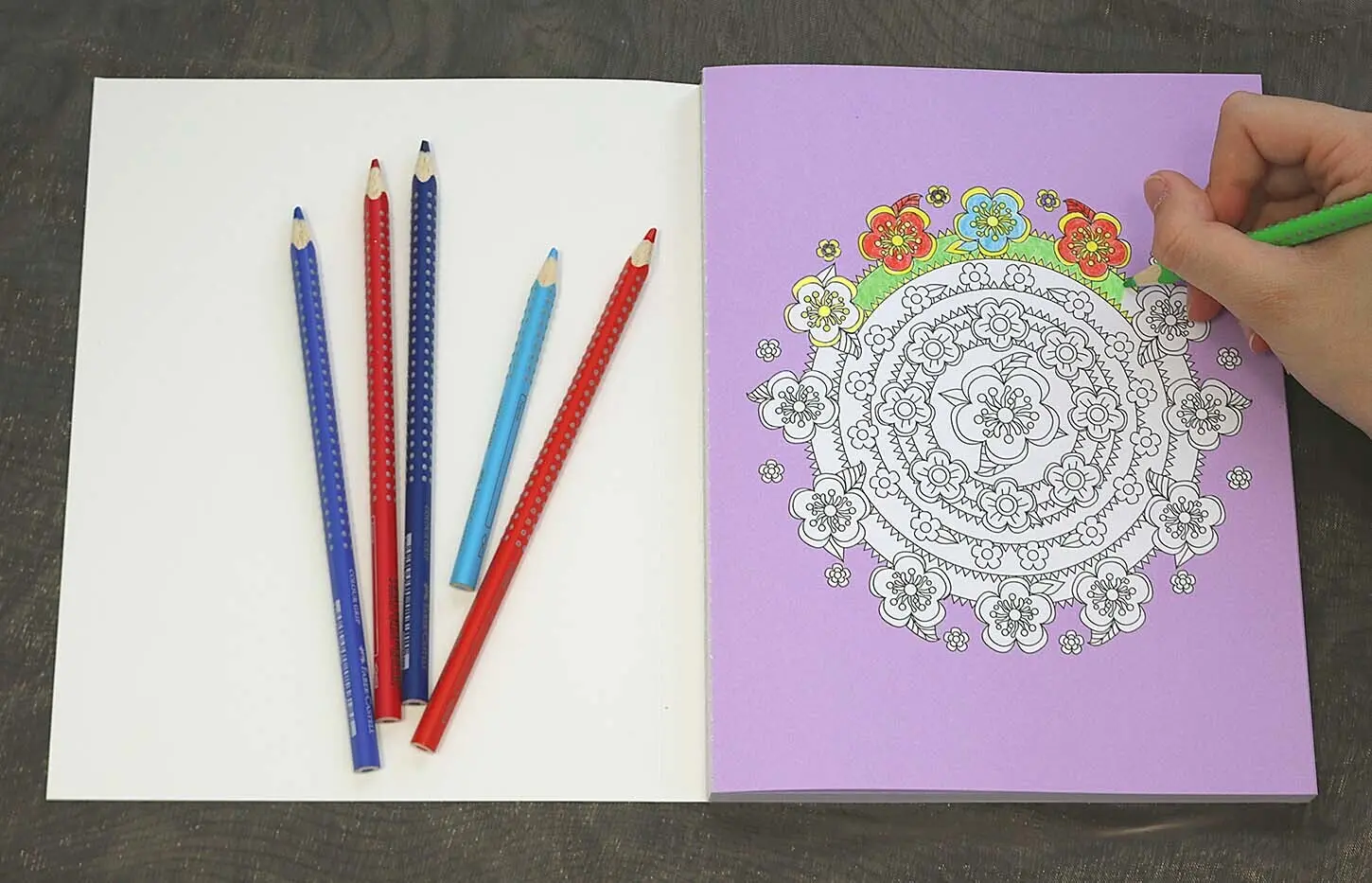 Bild: 9783785586853 | Mandala-Malträume: Bezaubernde Blüten | Loewe Kreativ | Taschenbuch
