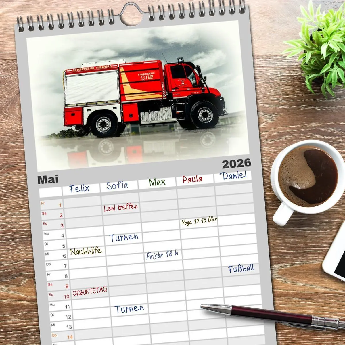 Bild: 9783516497953 | Familienplaner 2026 - Feuerwehrfahrzeuge mit 5 Spalten...