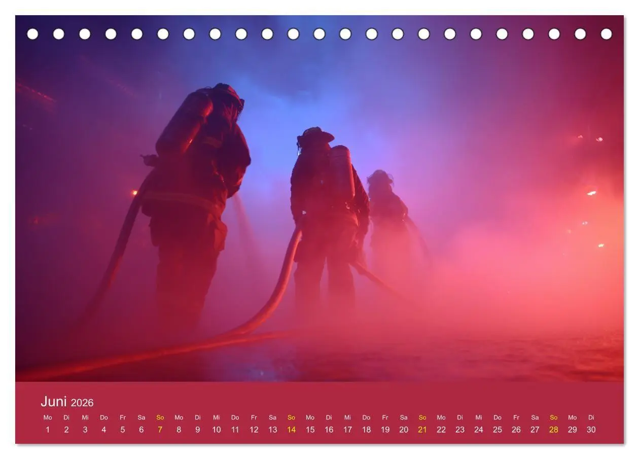 Bild: 9783516670554 | Feuer und Flamme - Feuerwehrkalender (Tischkalender 2026 DIN A5...