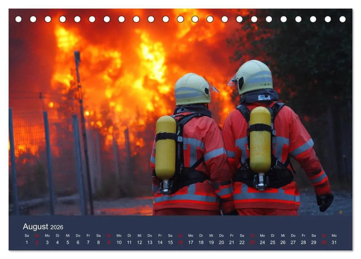 Bild: 9783516670554 | Feuer und Flamme - Feuerwehrkalender (Tischkalender 2026 DIN A5...