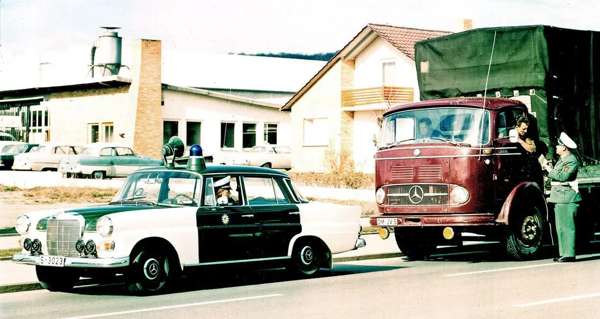 Bild: 9783751611954 | Polizeifahrzeuge Mercedes-Benz | Alexander Weber | Taschenbuch | 2025