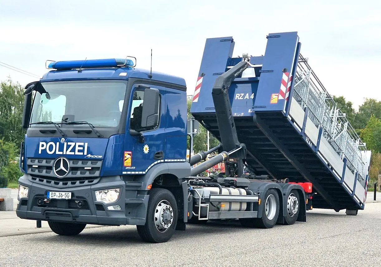 Bild: 9783751611954 | Polizeifahrzeuge Mercedes-Benz | Alexander Weber | Taschenbuch | 2025