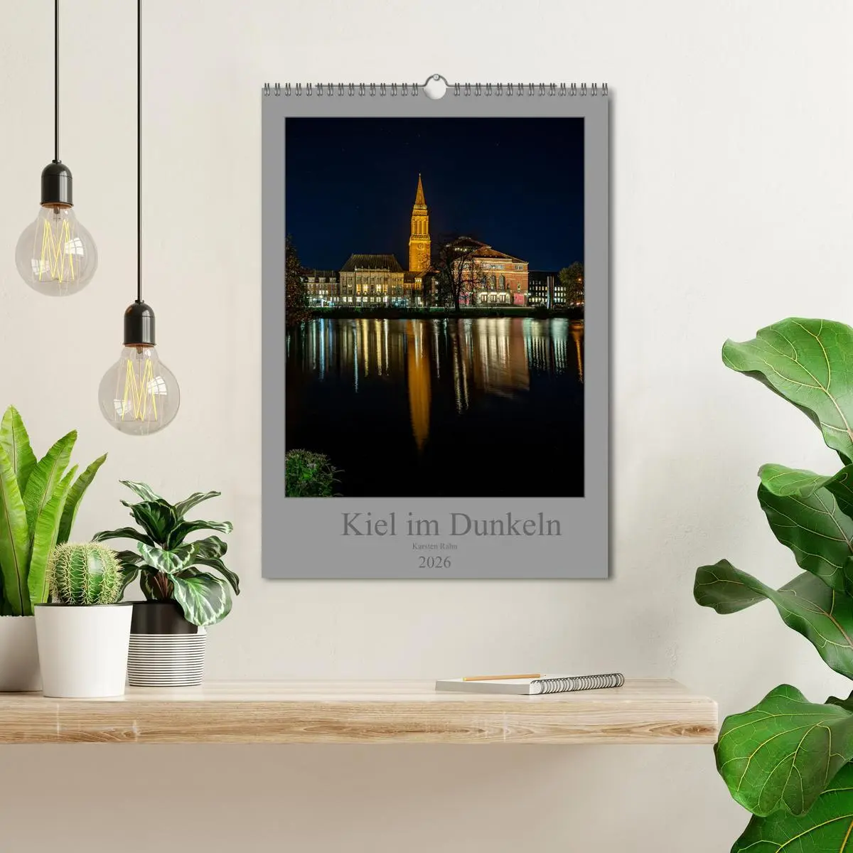 Bild: 9783516367454 | Kiel im Dunkeln. (Wandkalender 2026 DIN A3 hoch), CALVENDO...