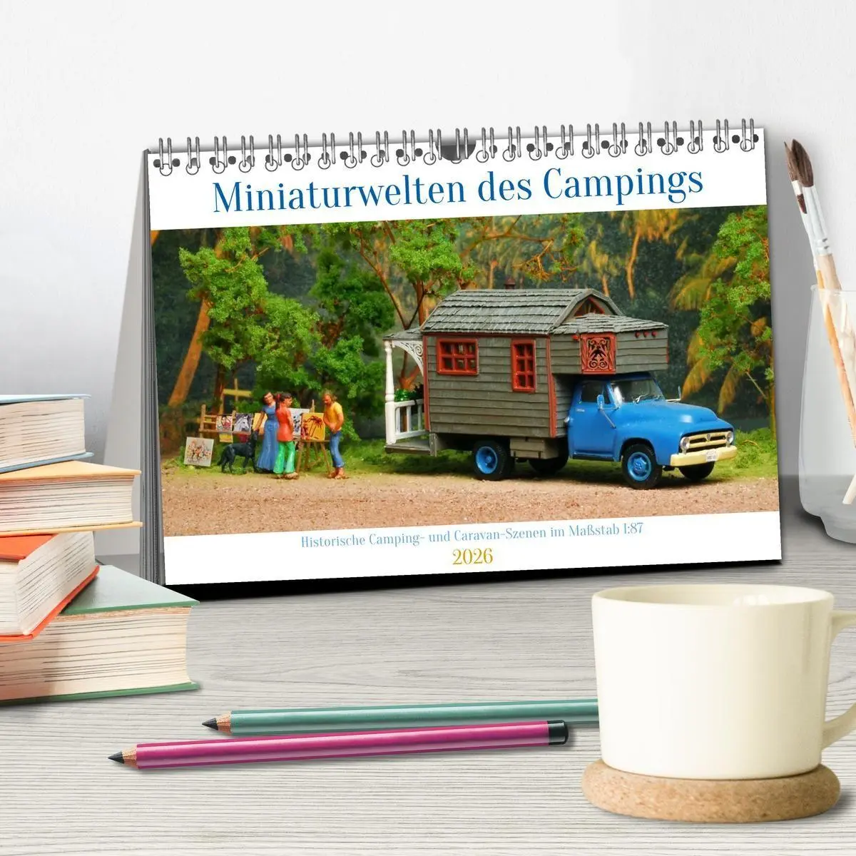 Bild: 9783516742756 | Miniaturwelten des Campings (Tischkalender 2026 DIN A5 quer),...