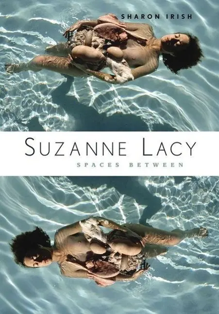Cover: 9780816660957 | Suzanne Lacy – Spaces Between | Sharon Irish | Buch | Englisch | 2010