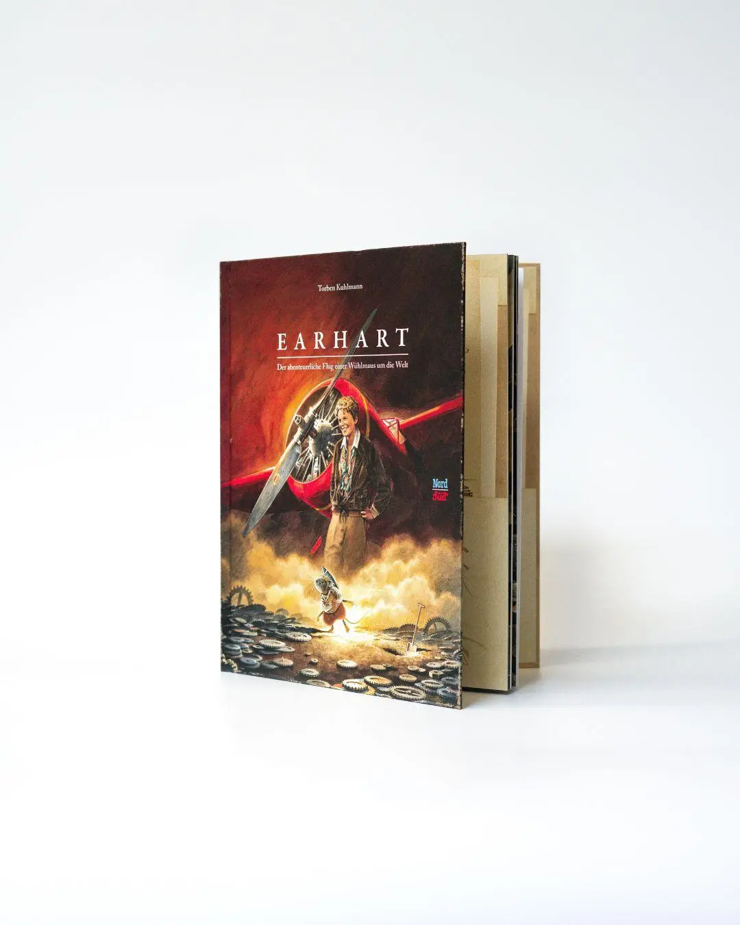 Bild: 9783314106958 | Earhart | Der abenteuerliche Flug einer Wühlmaus um die Welt | Buch
