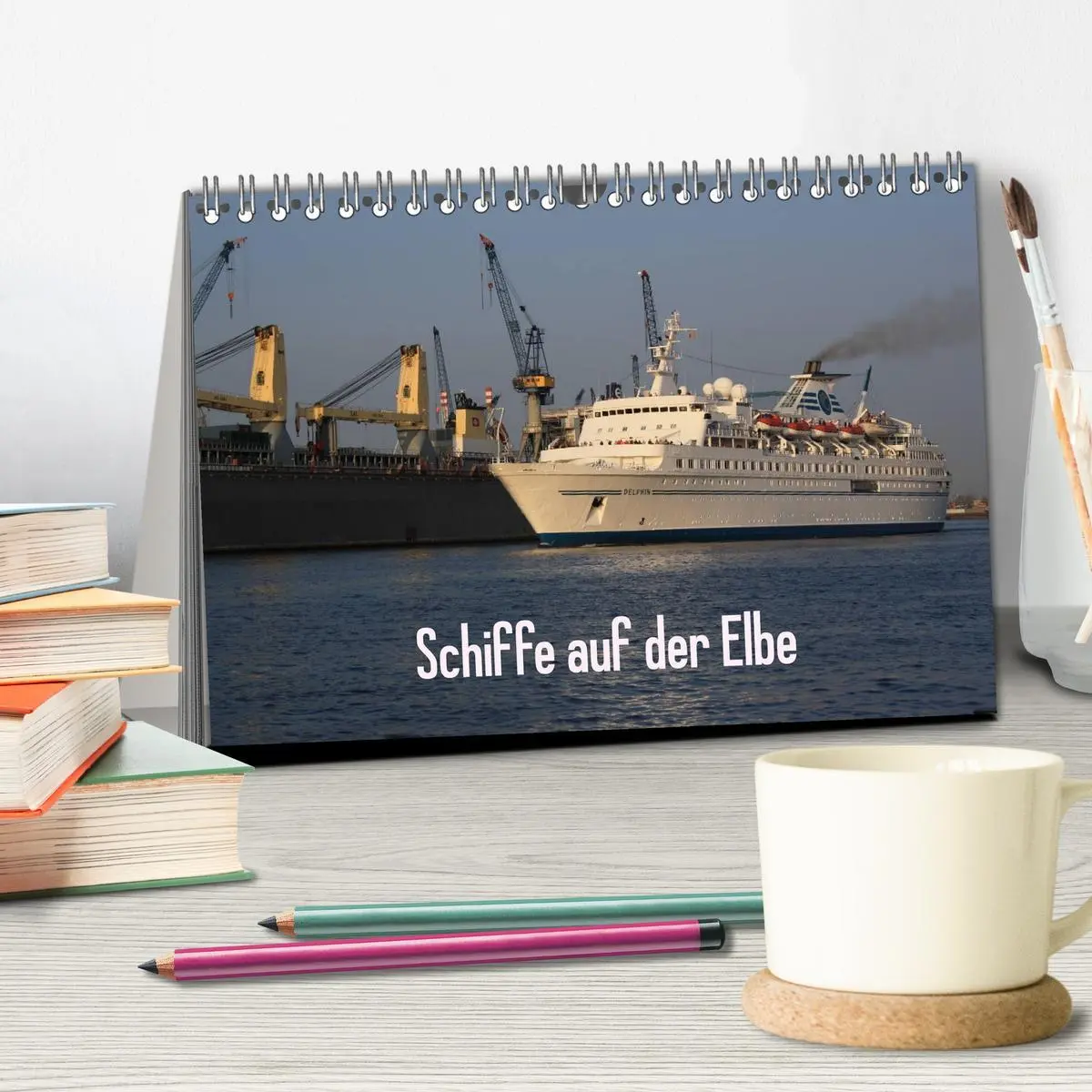 Bild: 9783516127058 | Schiffe auf der Elbe (Tischkalender 2026 DIN A5 quer), CALVENDO...