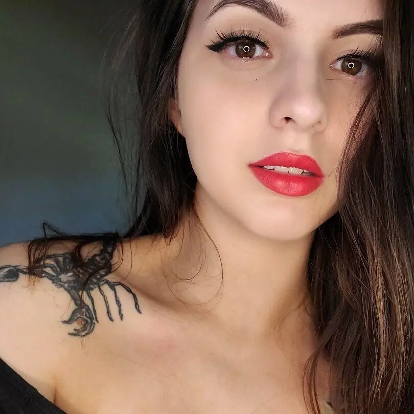 Autor: 9783987181559 | DOES IT HURT? | DARK ROMANCE Der TikTok-Erfolg auf Deutsch! | Carlton
